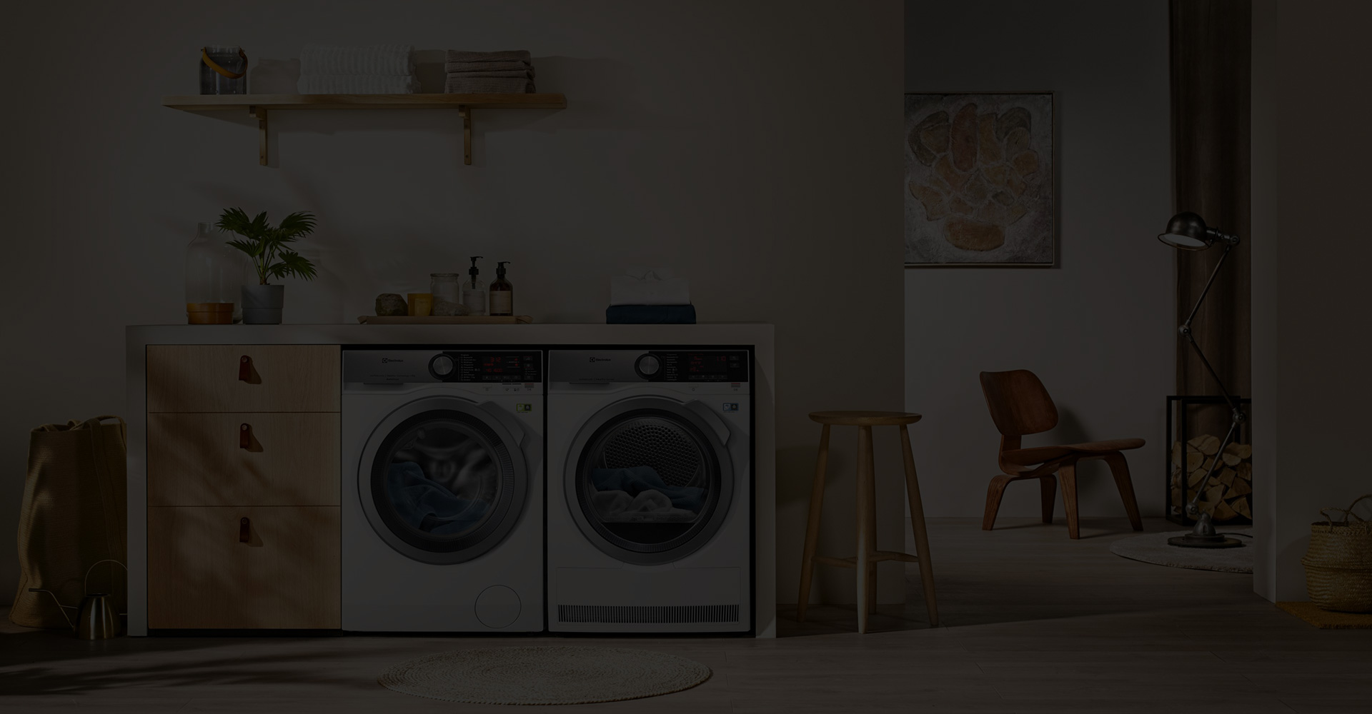 Moderná práčovňa s práčkou, sušičkou a minimalistickým nábytkom